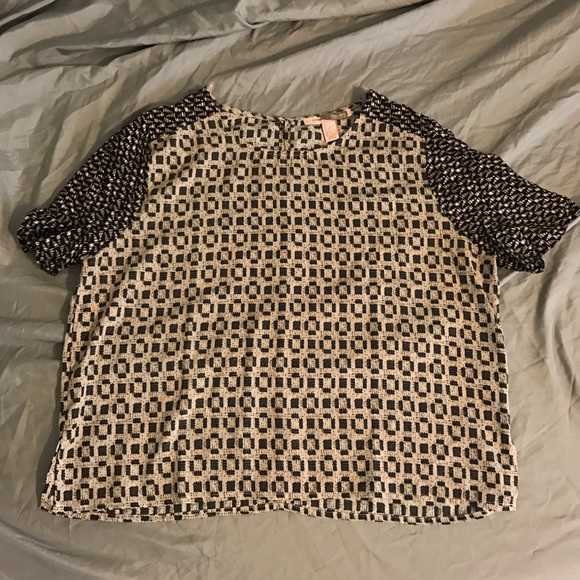 F21 Short Sleeved Patterned Blouse - Picture 2 of 8